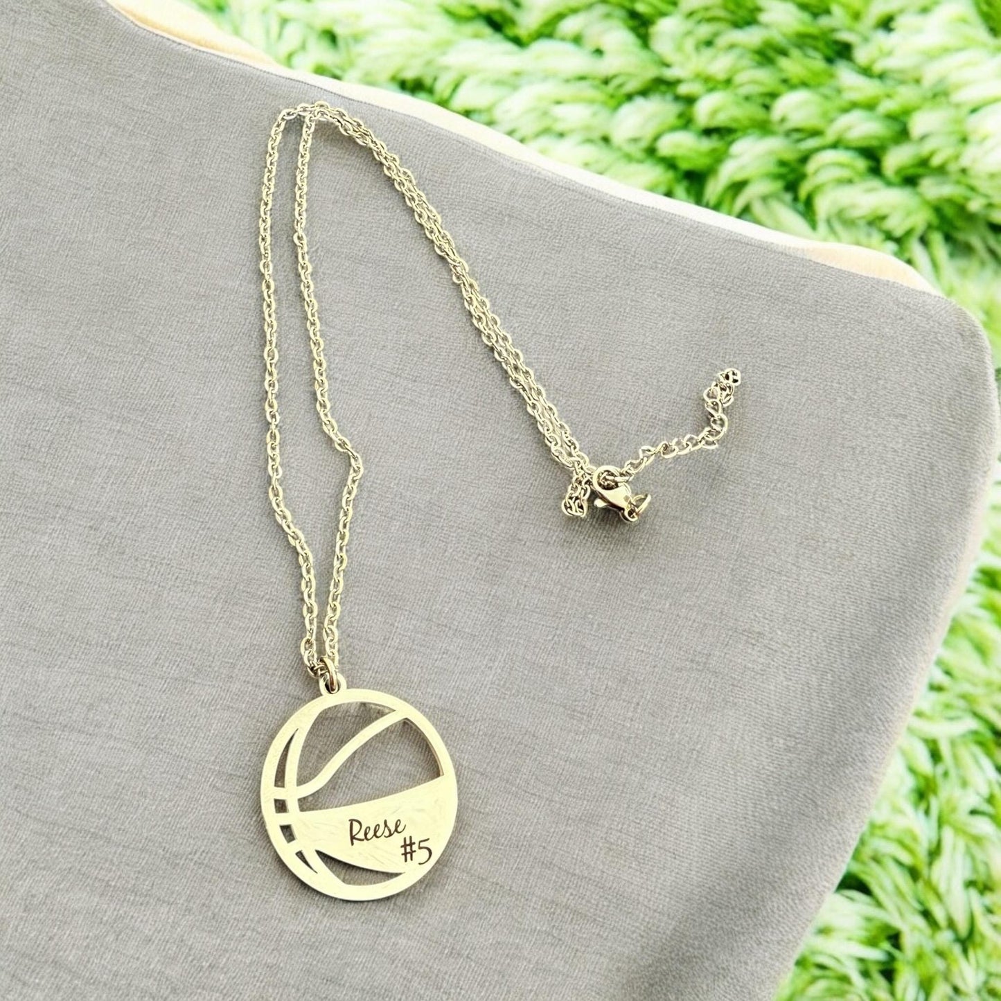 Collar de baloncesto grabado, colgante de baloncesto, regalo de entrenador, joyería de acero inoxidable, regalo personalizado para jugador de baloncesto, regalo de temporada