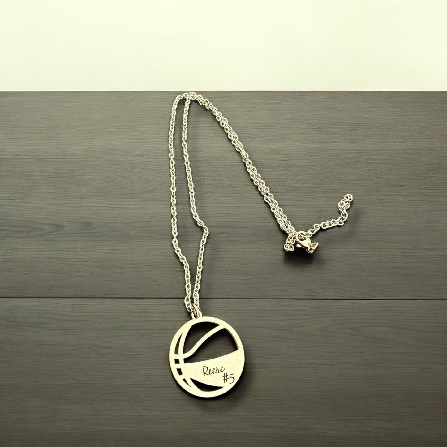Collar de baloncesto grabado, colgante de baloncesto, regalo de entrenador, joyería de acero inoxidable, regalo personalizado para jugador de baloncesto, regalo de temporada