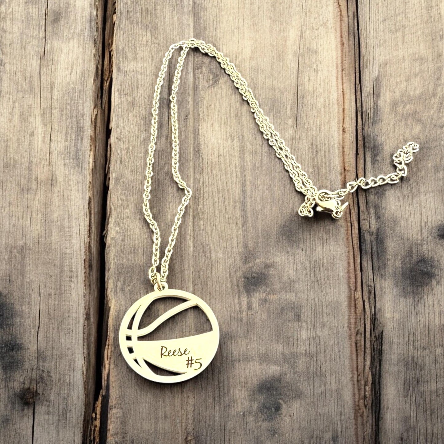 Collar de baloncesto grabado, colgante de baloncesto, regalo de entrenador, joyería de acero inoxidable, regalo personalizado para jugador de baloncesto, regalo de temporada