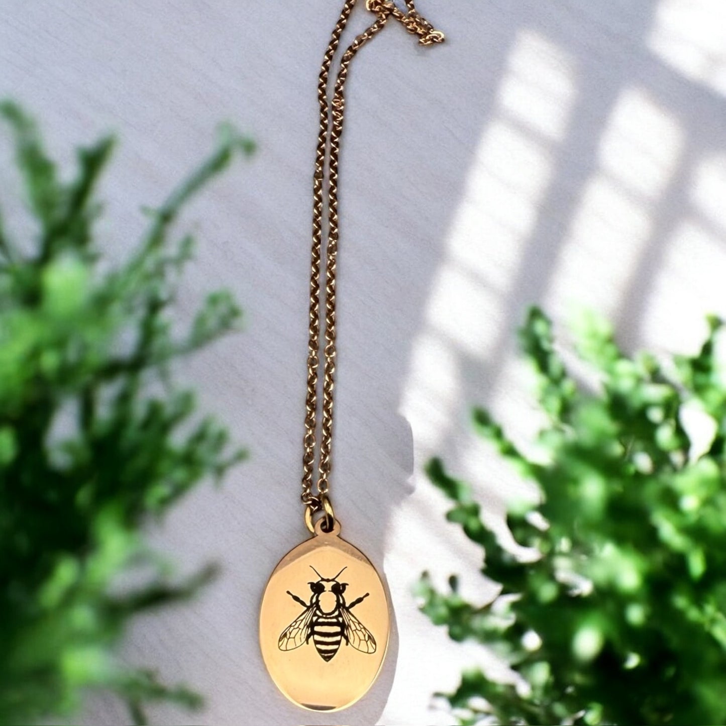 Oval Honeybee Engraved Necklace – Nature-Inspired Elegance