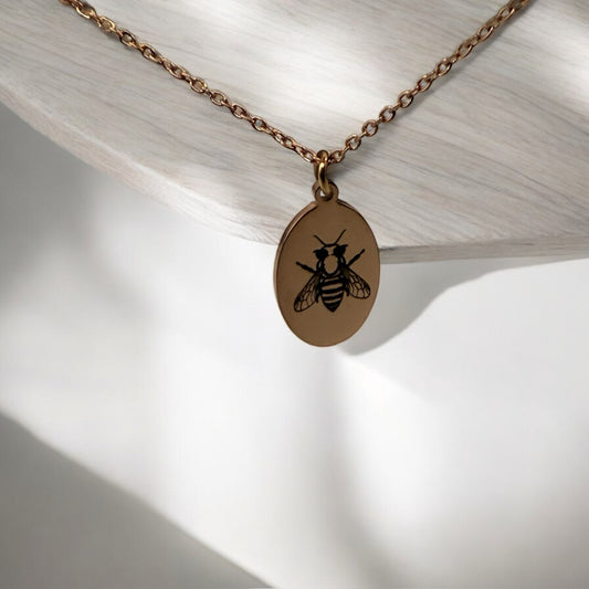 Oval Honeybee Engraved Necklace – Nature-Inspired Elegance
