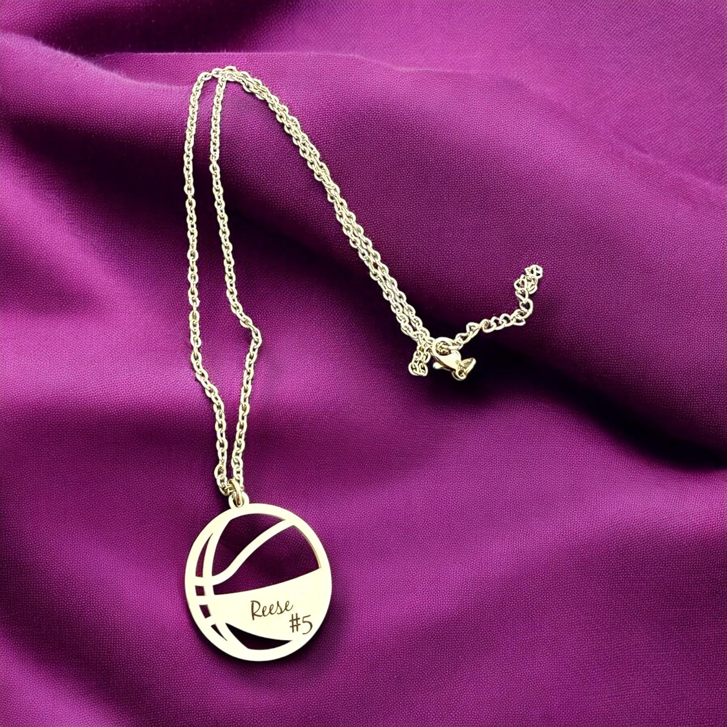 Collar de baloncesto grabado, colgante de baloncesto, regalo de entrenador, joyería de acero inoxidable, regalo personalizado para jugador de baloncesto, regalo de temporada