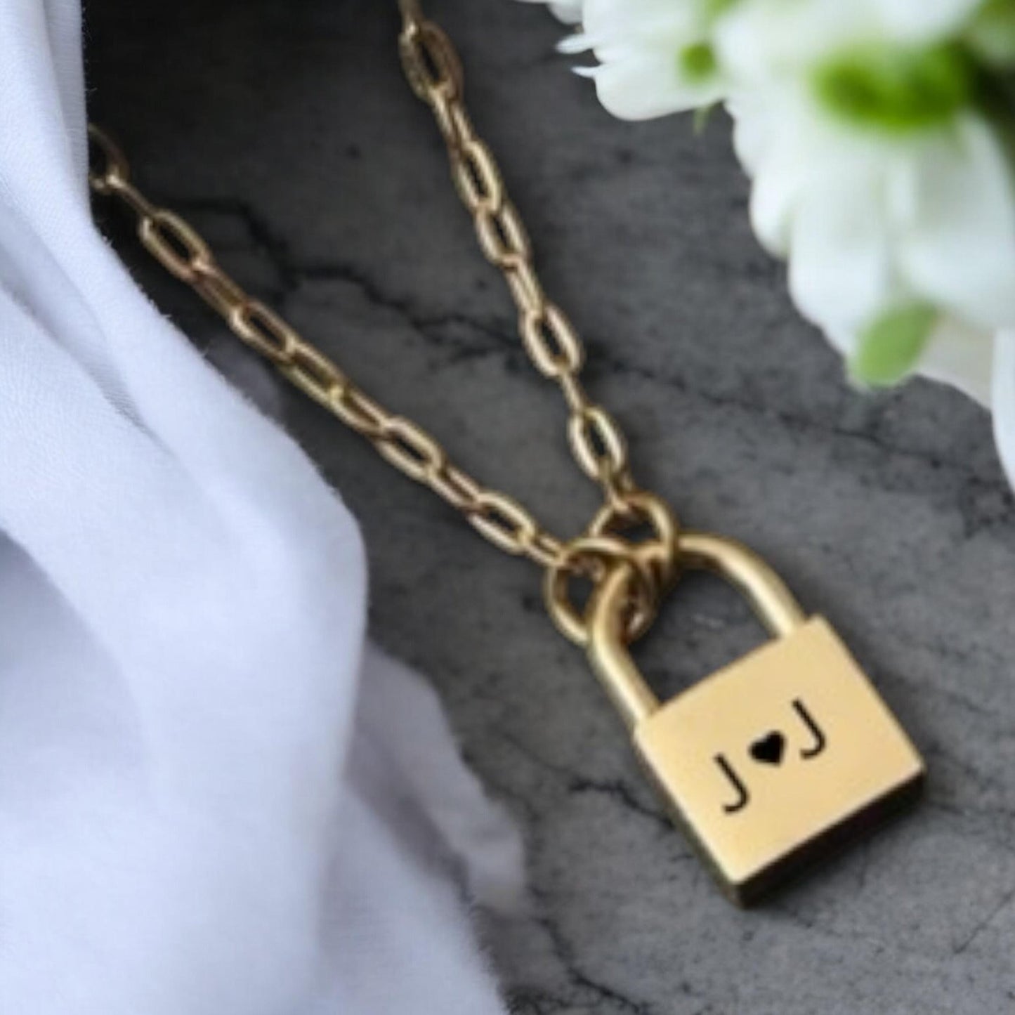 Collar con candado grabado, mini collar con colgante de inicial de candado, collar grabado de acero inoxidable, regalo personalizado, regalo de cumpleaños para mamá