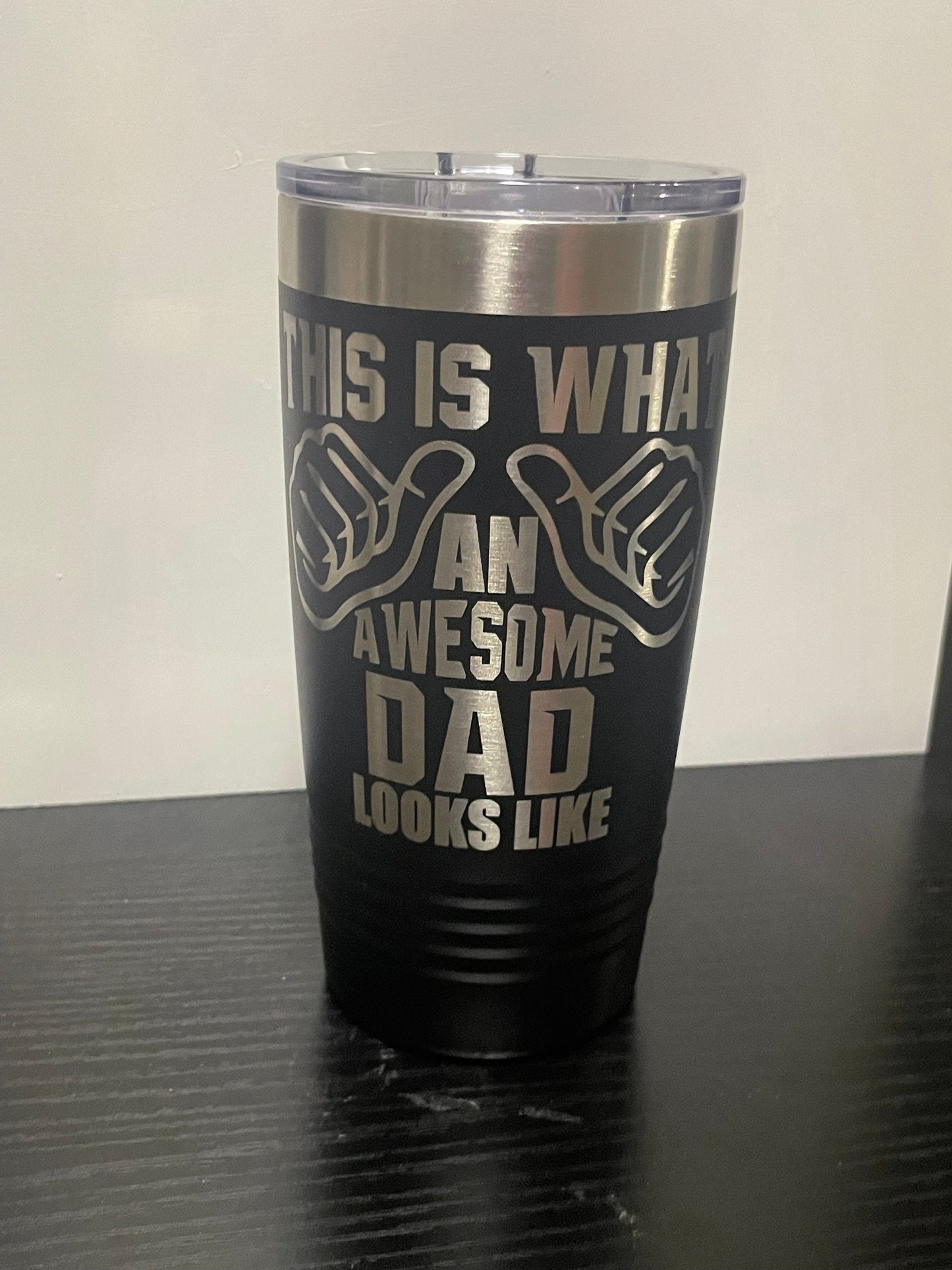 Regalo para papá Así es como se ve un papá increíble, taza de café grabada de 20 oz, regalos de cumpleaños increíbles para el Día del Padre para él