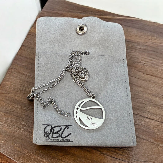 Collar de baloncesto grabado, colgante de baloncesto, regalo de entrenador, joyería de acero inoxidable, regalo personalizado para jugador de baloncesto, regalo de temporada