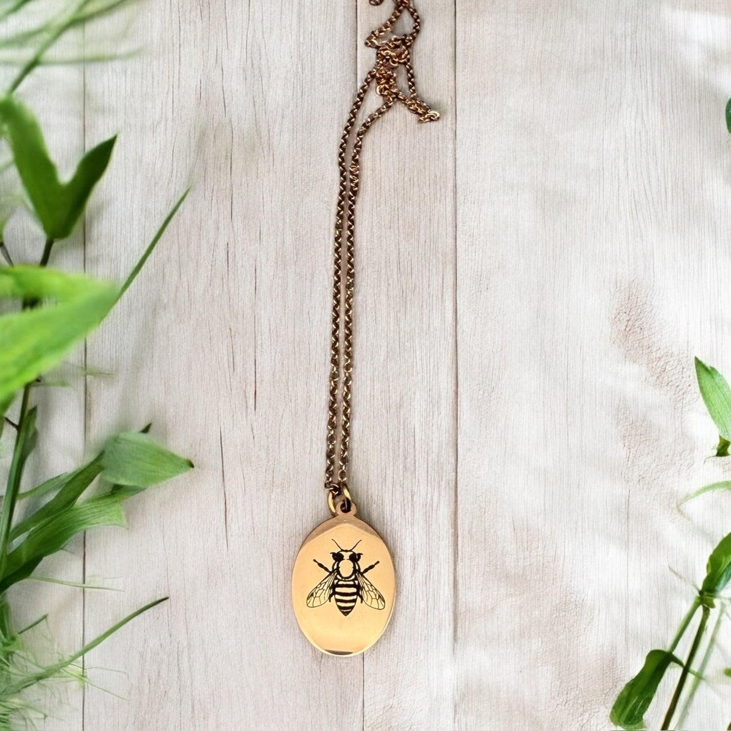 Oval Honeybee Engraved Necklace – Nature-Inspired Elegance