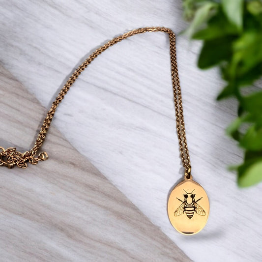 Oval Honeybee Engraved Necklace – Nature-Inspired Elegance